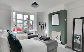 Spacious Three Bedroom House - Free Parking & Wifi